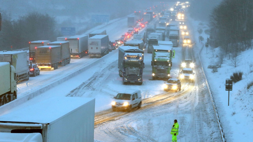 Hậu bão tuyết, nước Anh khan hiếm lương thực và nước uống